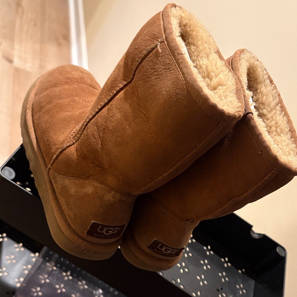 UGG - Picture 2 of 4